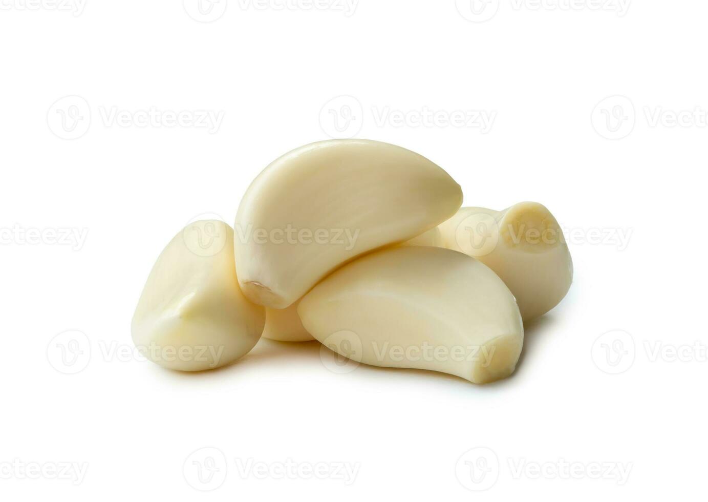 pelato aglio Chiodi di garofano nel pila isolato su bianca sfondo con ritaglio sentiero. foto