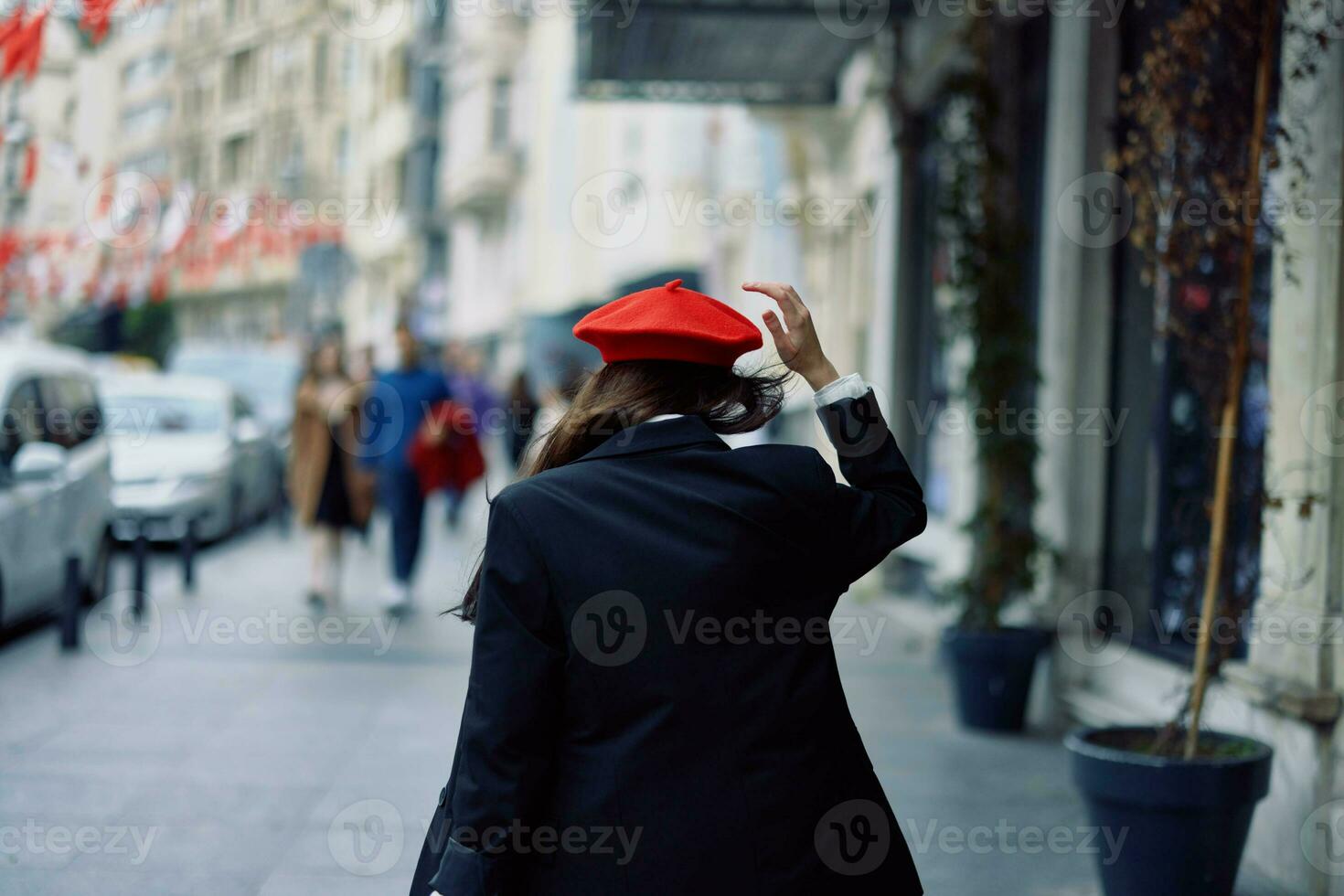 donna felicità Visualizza a partire dal il Indietro, Seguire me passeggiate passeggiate nel il città contro il fondale di ufficio edifici, elegante alla moda Vintage ▾ Abiti e trucco, primavera camminare, viaggio. foto