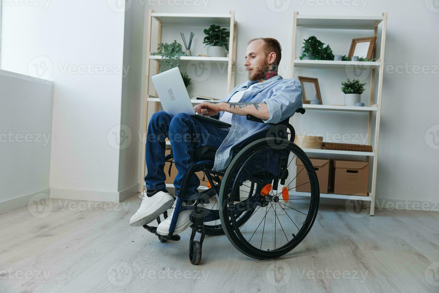 uomo sedia a rotelle libero professionista Lavorando a il computer  portatile a casa Sorridi, Lavorando in linea, sociale reti e avviare, copia  spazio, integrazione in società, Salute concetto uomo con disabilità, vero