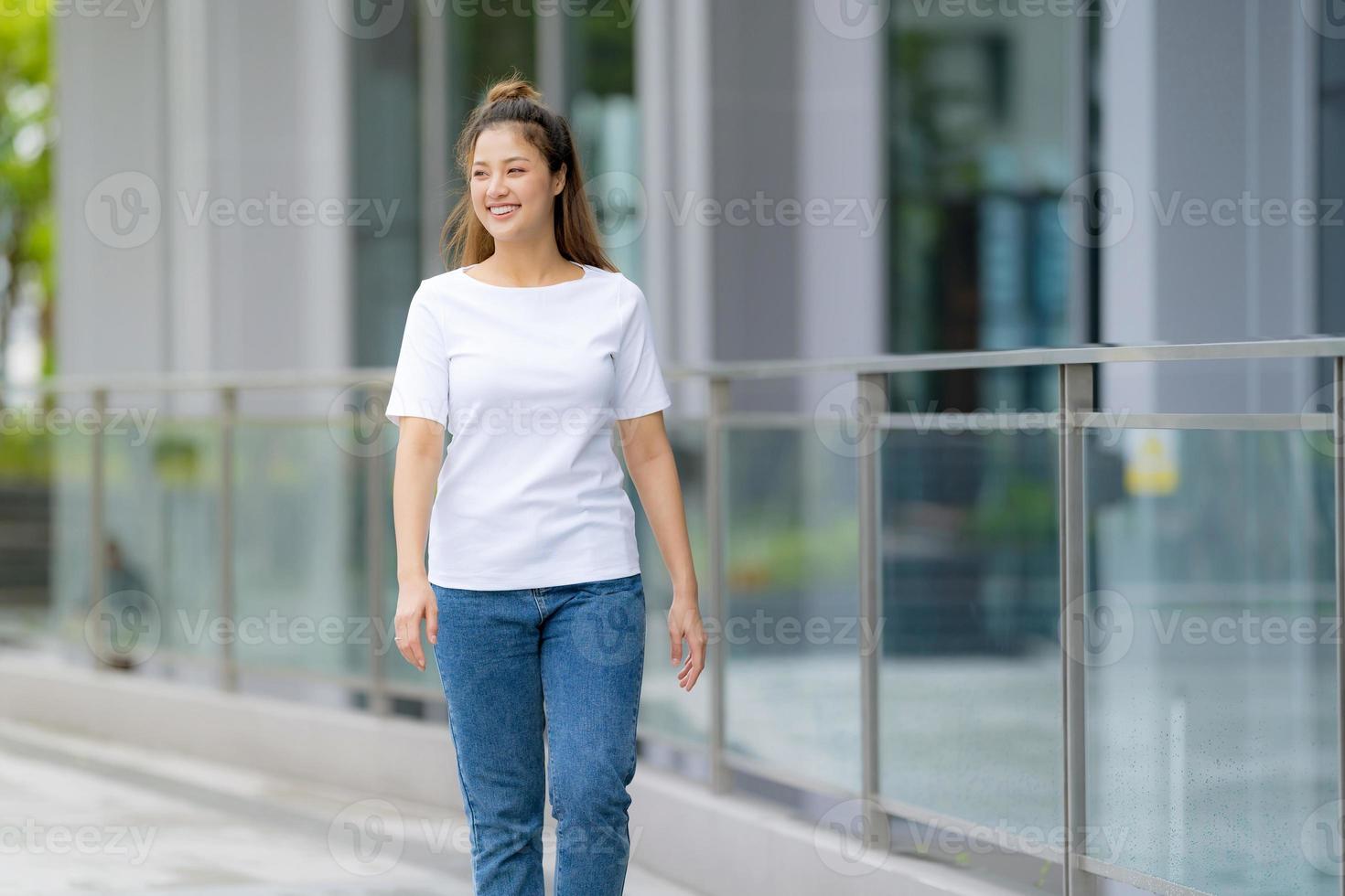 donna in maglietta bianca e blue jeans foto