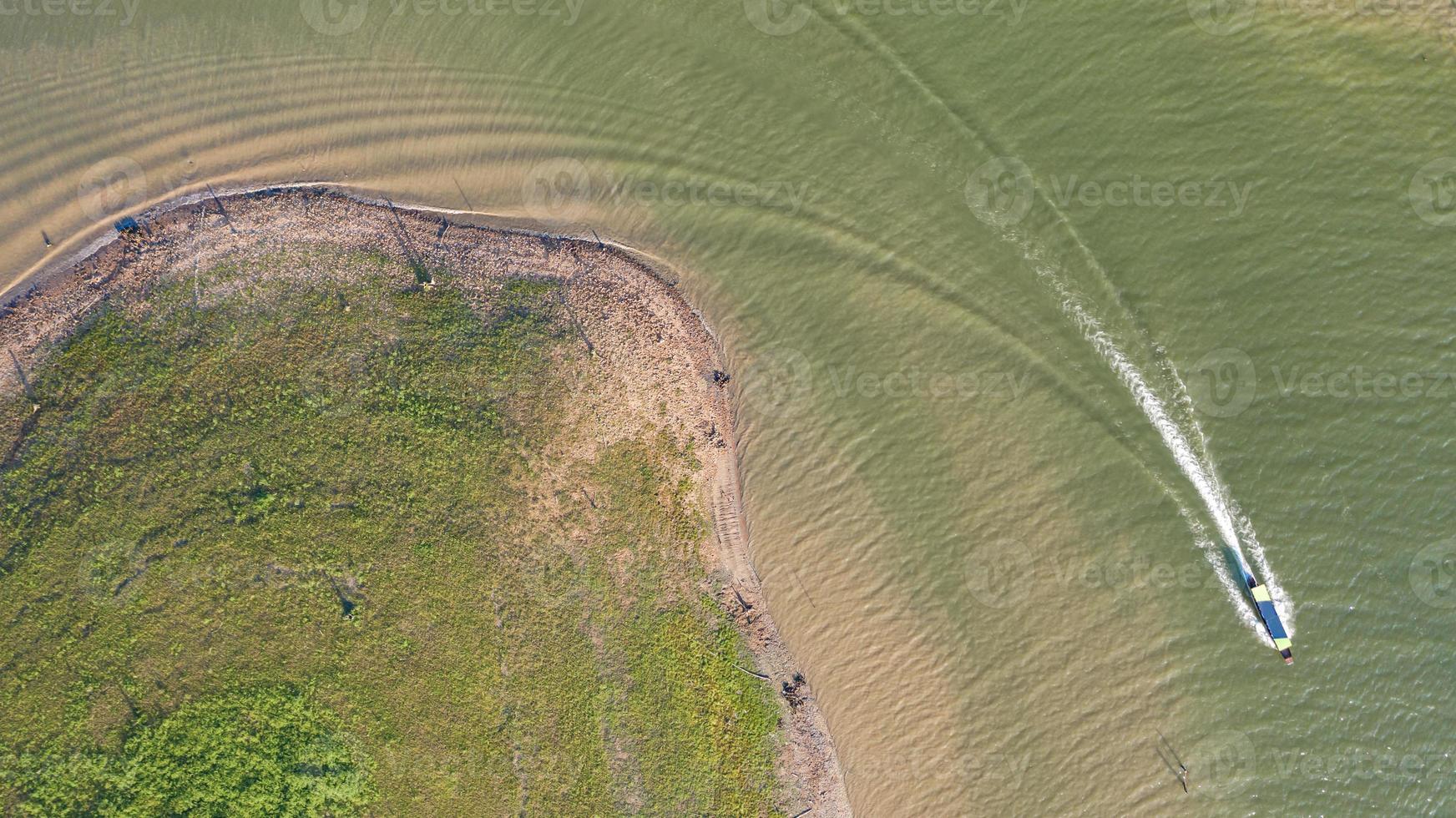 Vista aerea dall'alto del tour in barca a sangklaburi nella provincia di Kanchanaburi in Tailandia foto