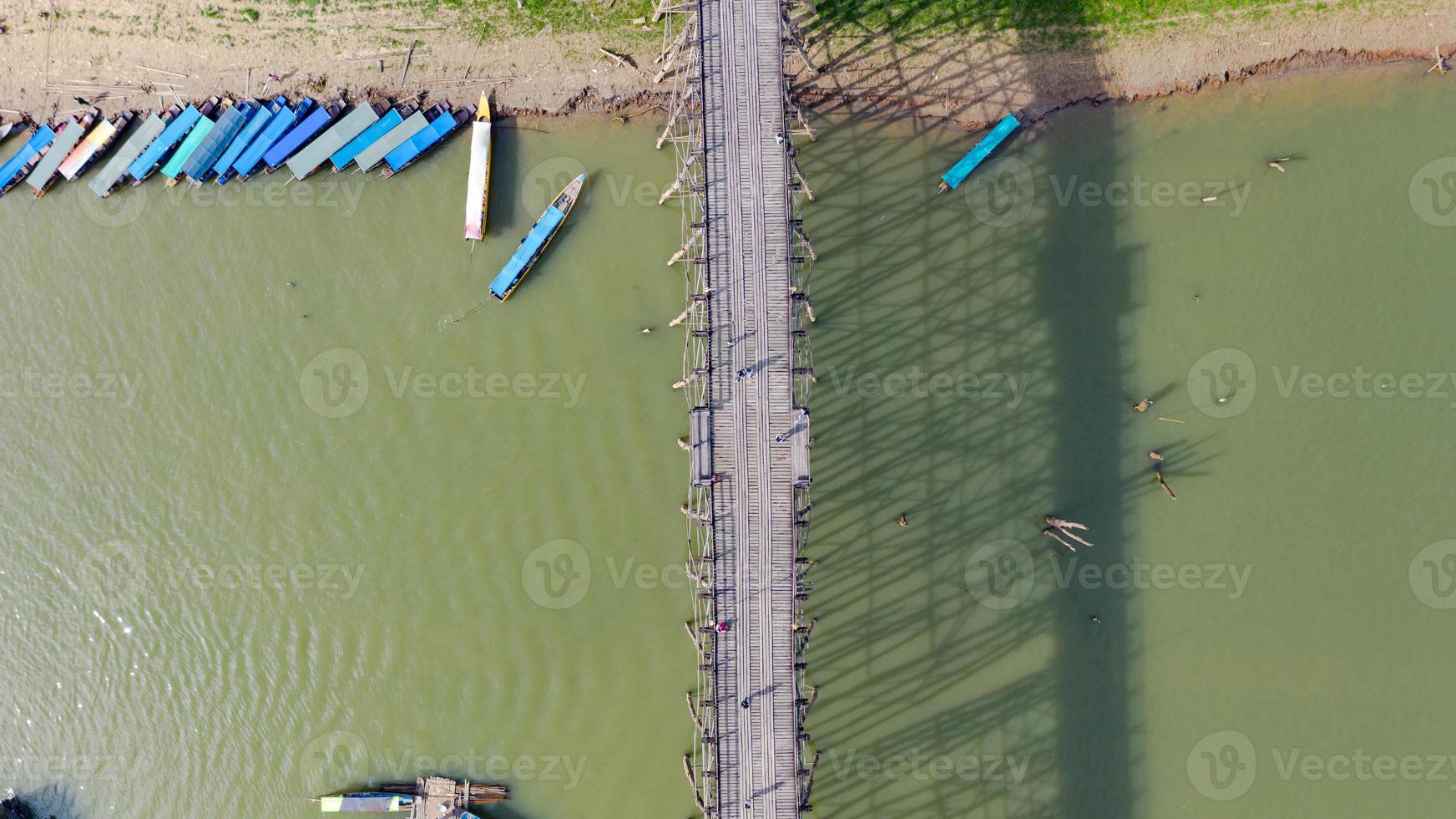 vista aerea dall'alto del ponte di legno con tour in barca in thailandia foto