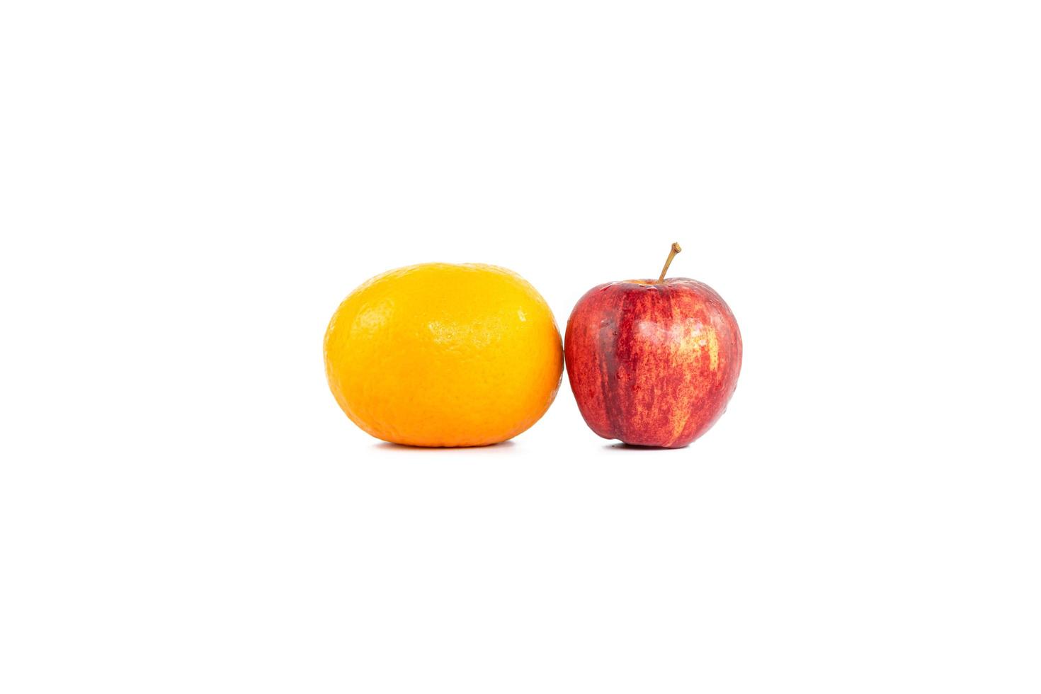 arance o mandarino e mela isolati su priorità bassa bianca foto