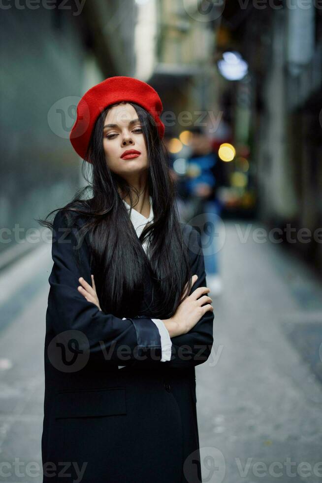 moda donna ritratto a piedi turista nel elegante Abiti con rosso labbra a piedi giù stretto città strada, viaggiare, cinematico colore, retrò Vintage ▾ stile, drammatico Guarda senza Sorridi tristezza. foto