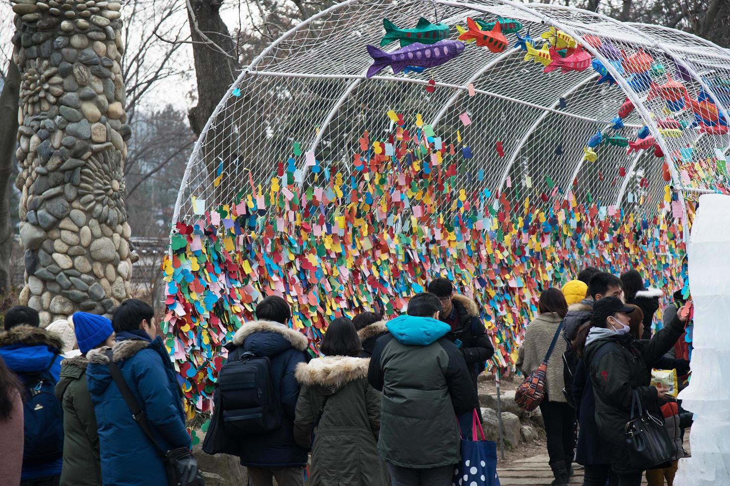 gangwon-do, corea 2016- turisti nei corridoi sospesi nell'isola di nami in corea foto