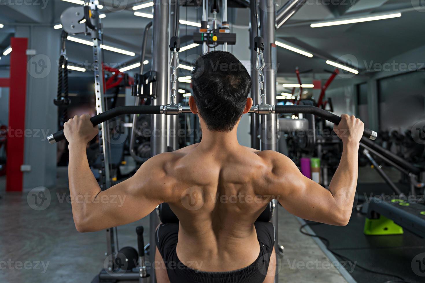 uomo sportivo formazione facendo esercizio in palestra foto