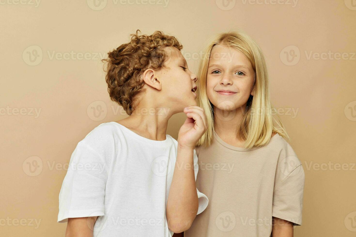 ritratto di carino bambini divertimento amicizia divertimento beige sfondo foto