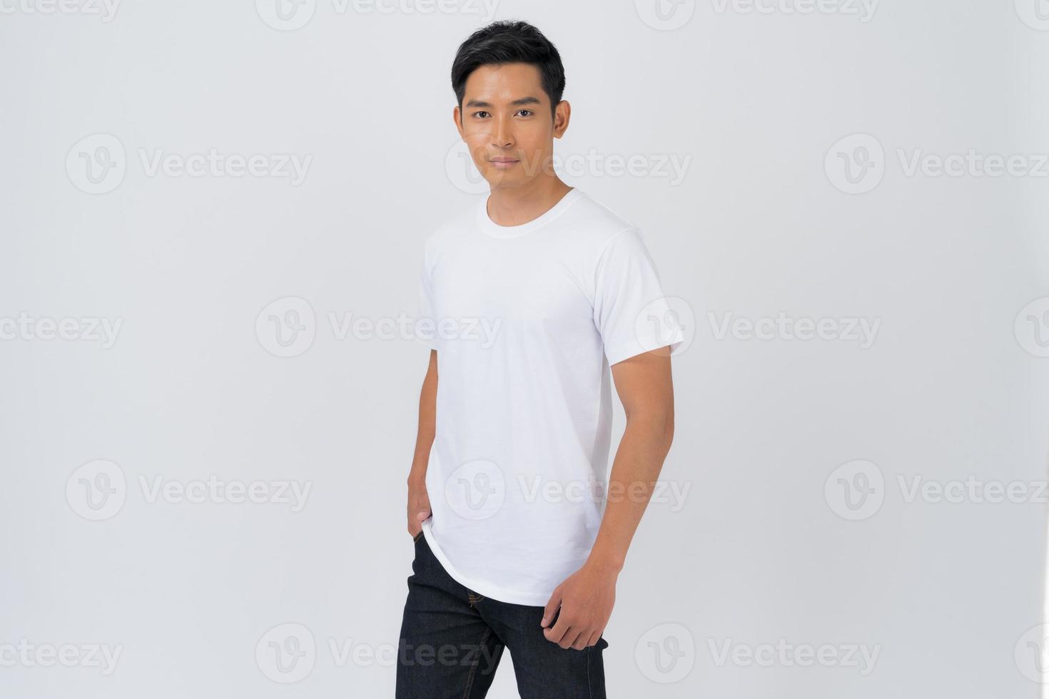 t shirt design giovane uomo in maglietta bianca su sfondo bianco foto