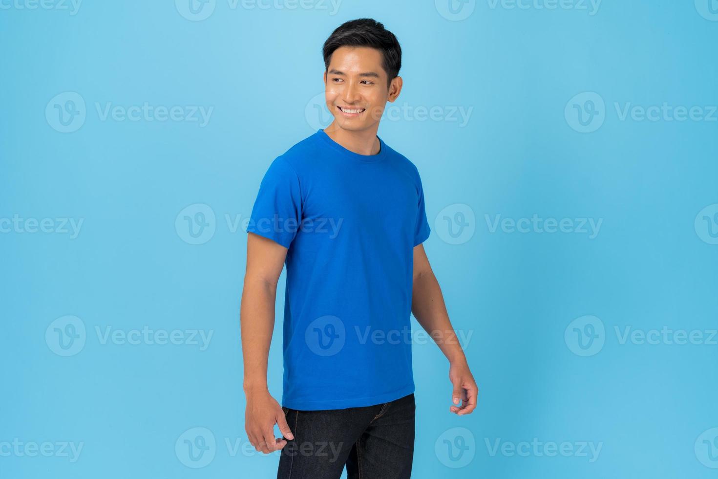 giovane uomo in maglietta blu isolato su sfondo blu foto