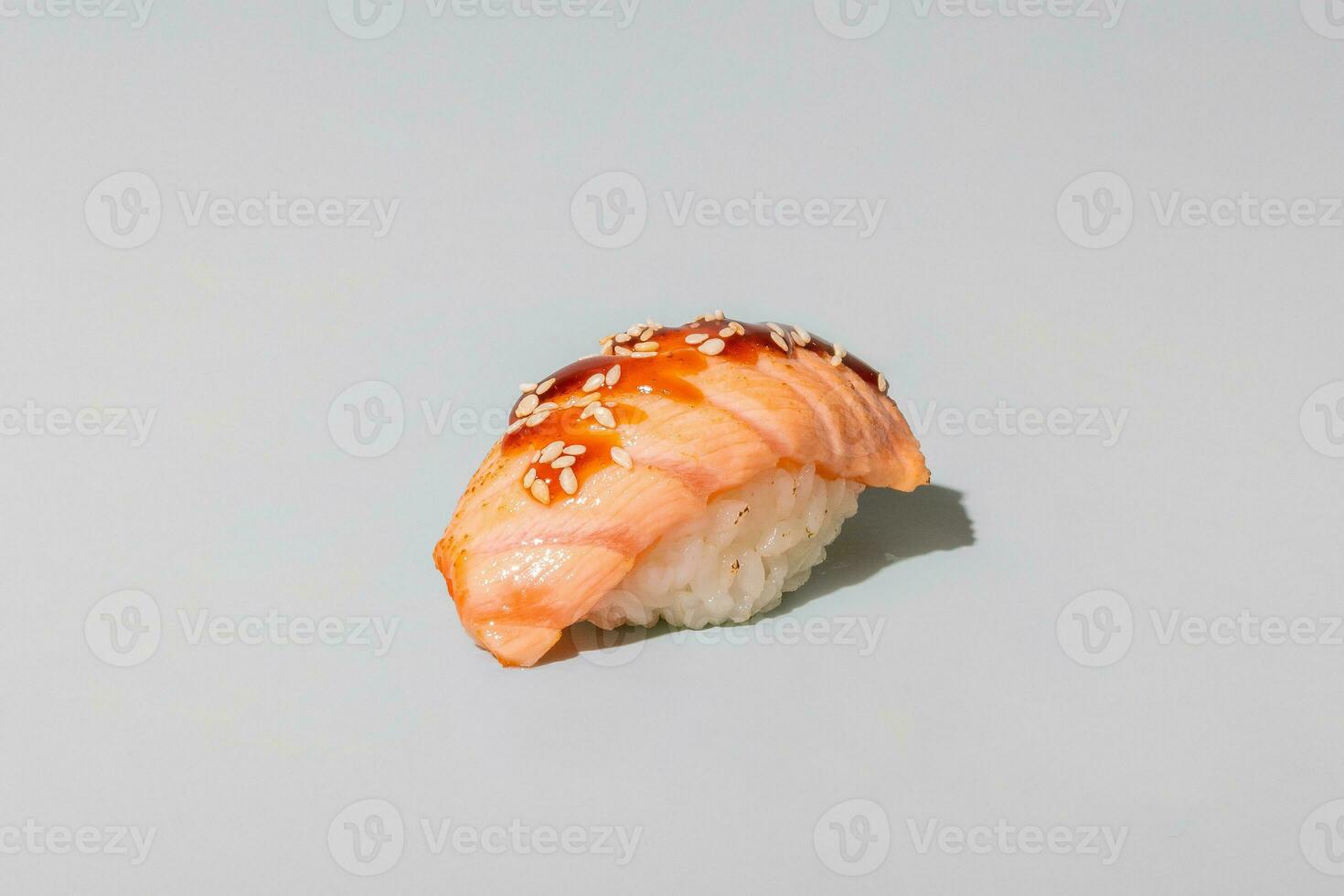 Sushi con salmone e salsa isolato su grigio sfondo, vicino su, copia spazio foto