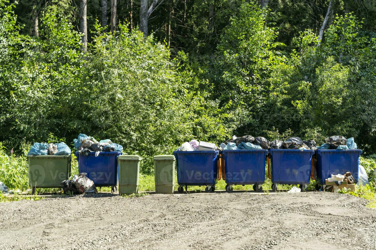 Là siamo un' lotto di plastica spazzatura contenitori su il luogo foto