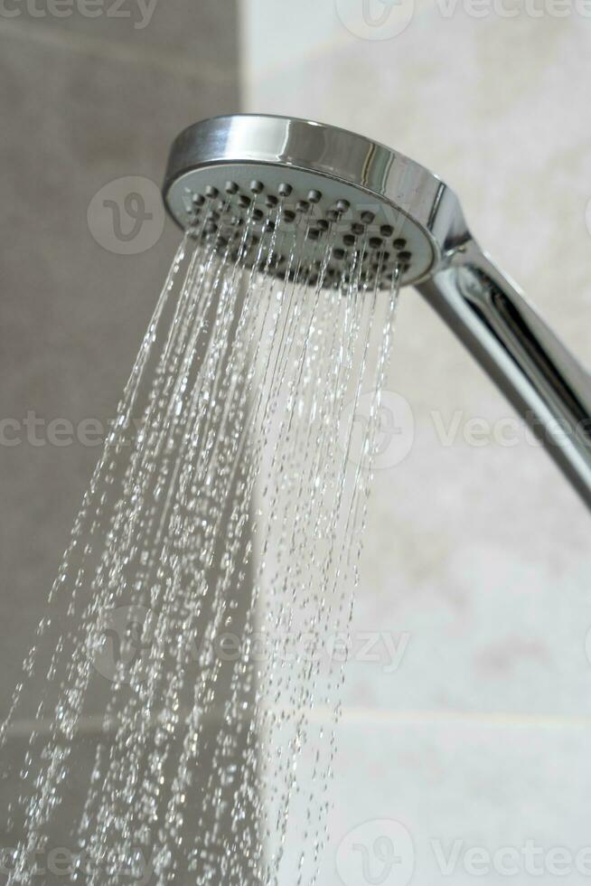 acqua versa a partire dal il doccia testa. bagno-doccia. vicino su foto