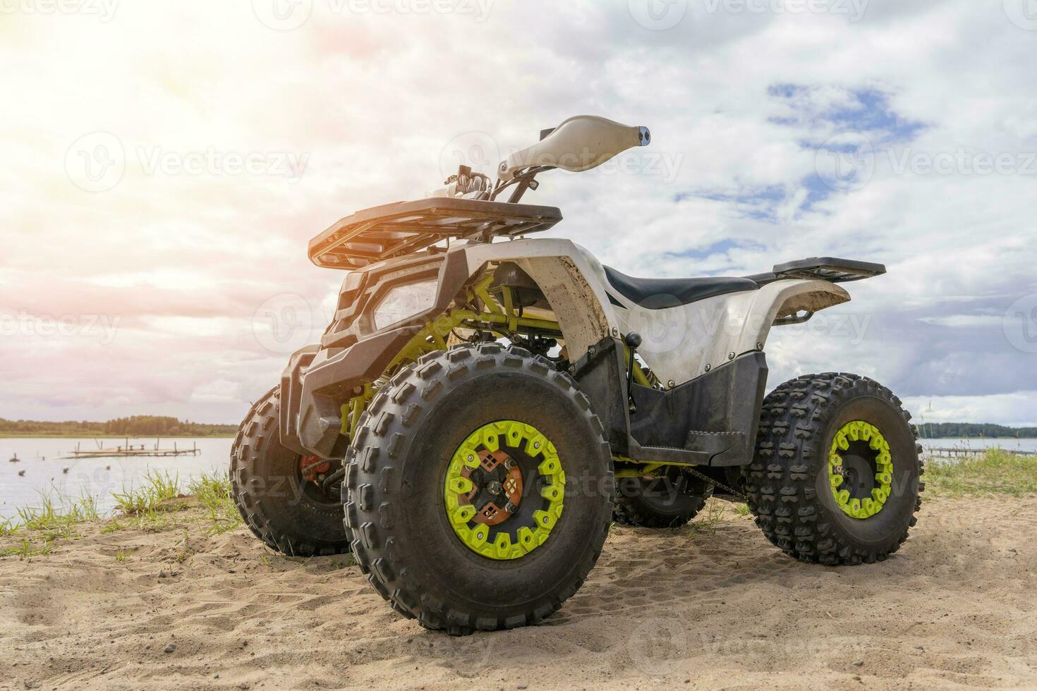 atv su il sabbioso riva di il lago. davanti lato Visualizza. foto