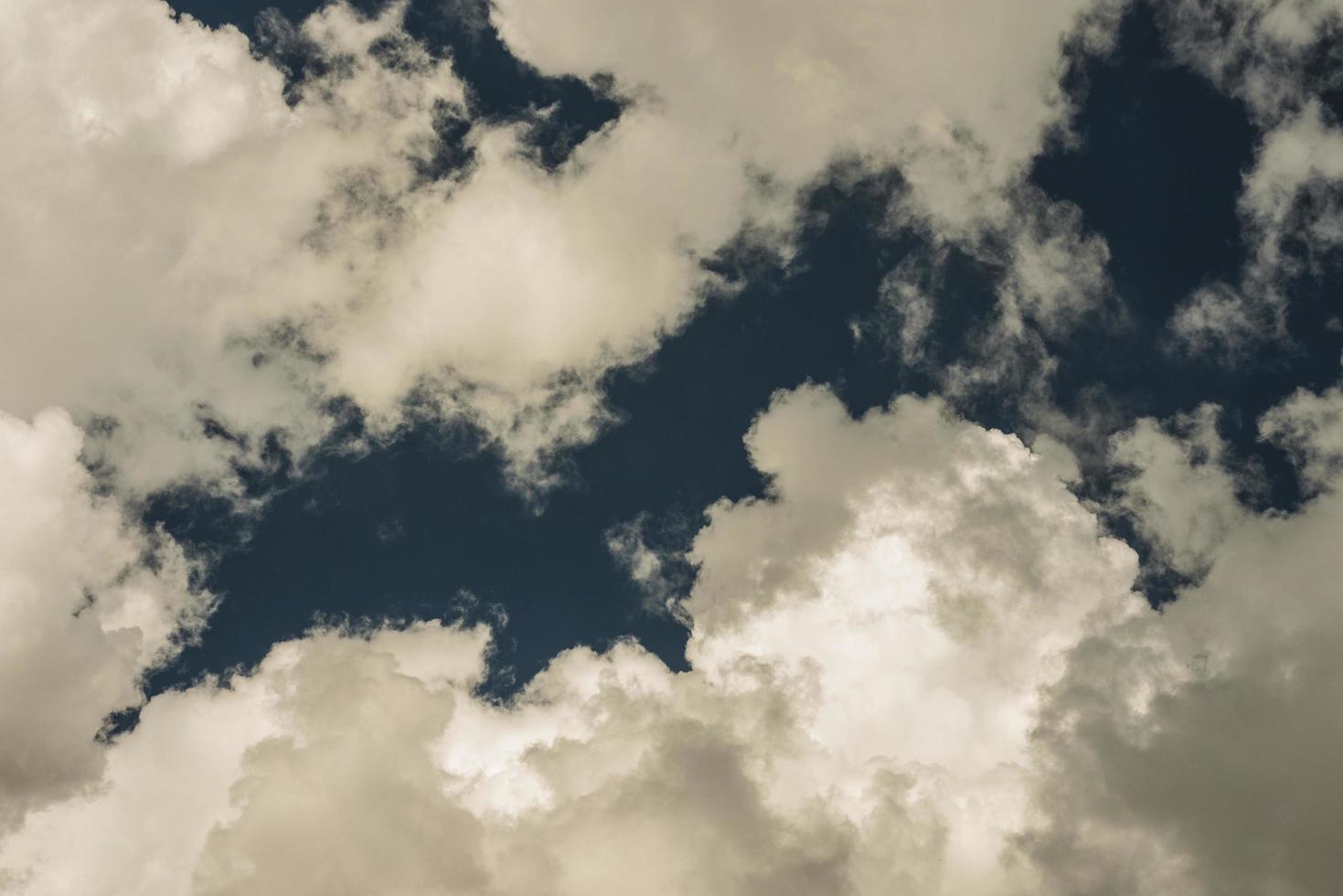 sfondo di nuvole bianche estive contro il cielo blu foto
