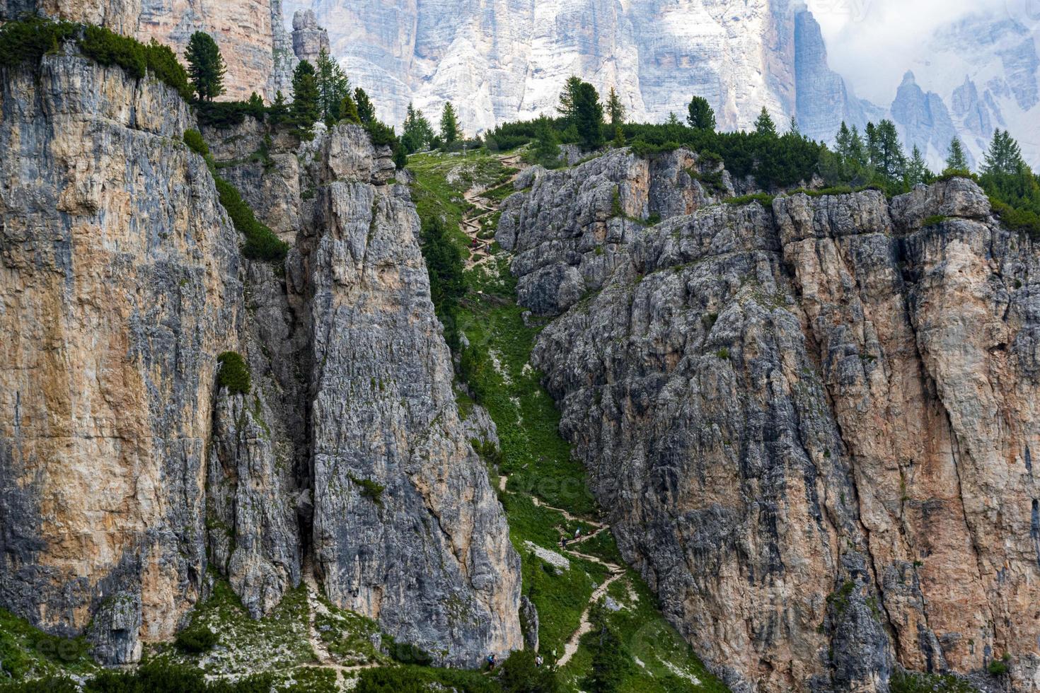 sentiero escursionistico sulle dolomiti foto