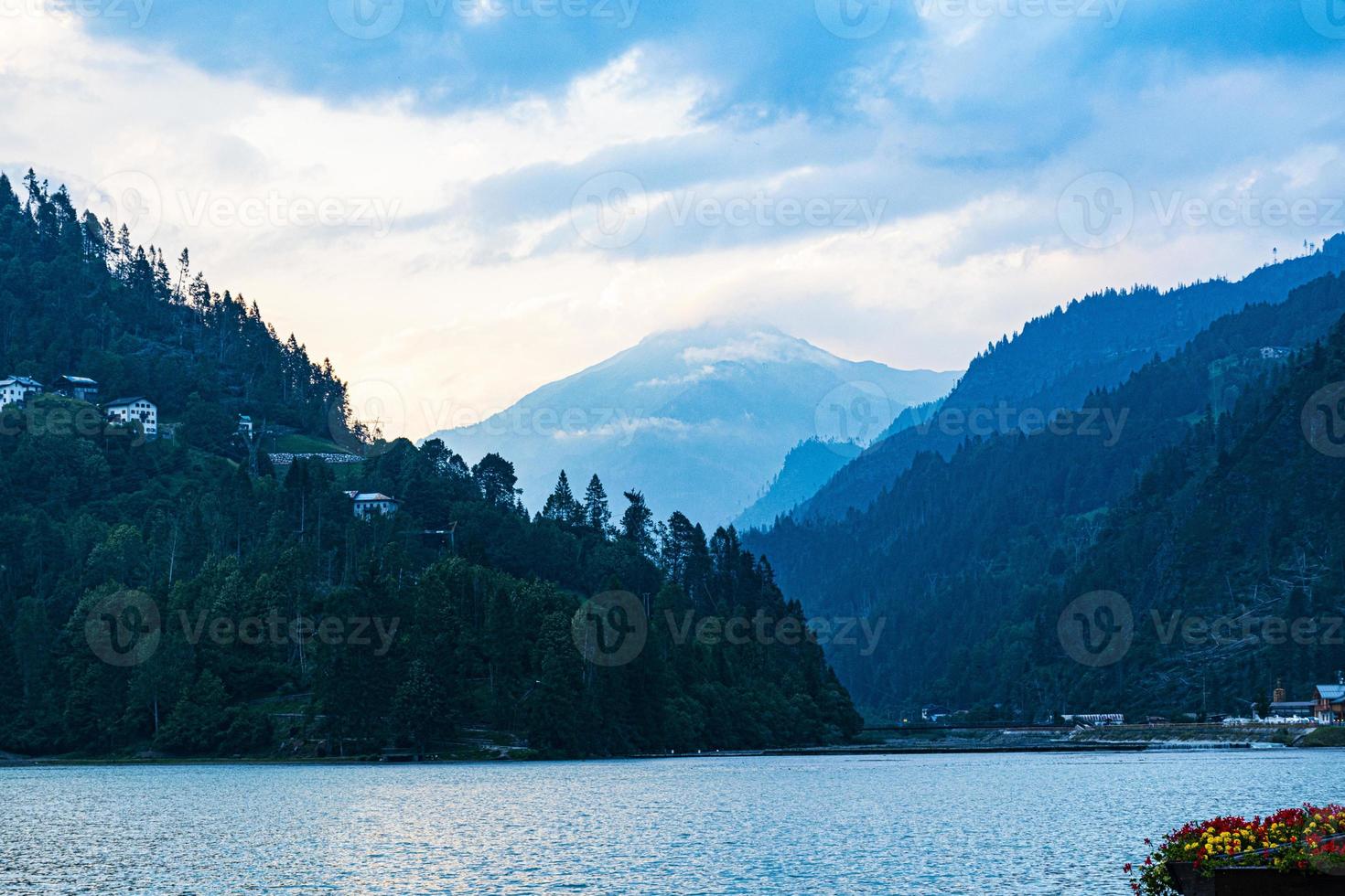 lago in una valle foto