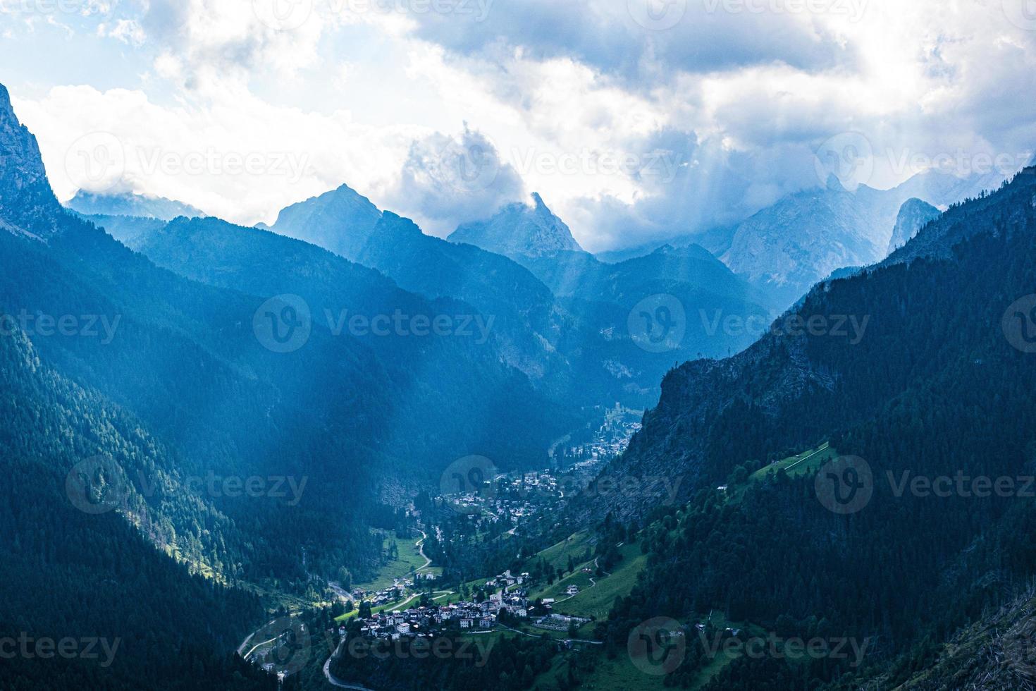 sole su una valle foto