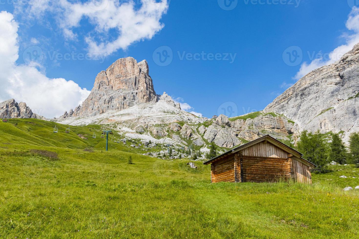 fienile vicino alle montagne foto