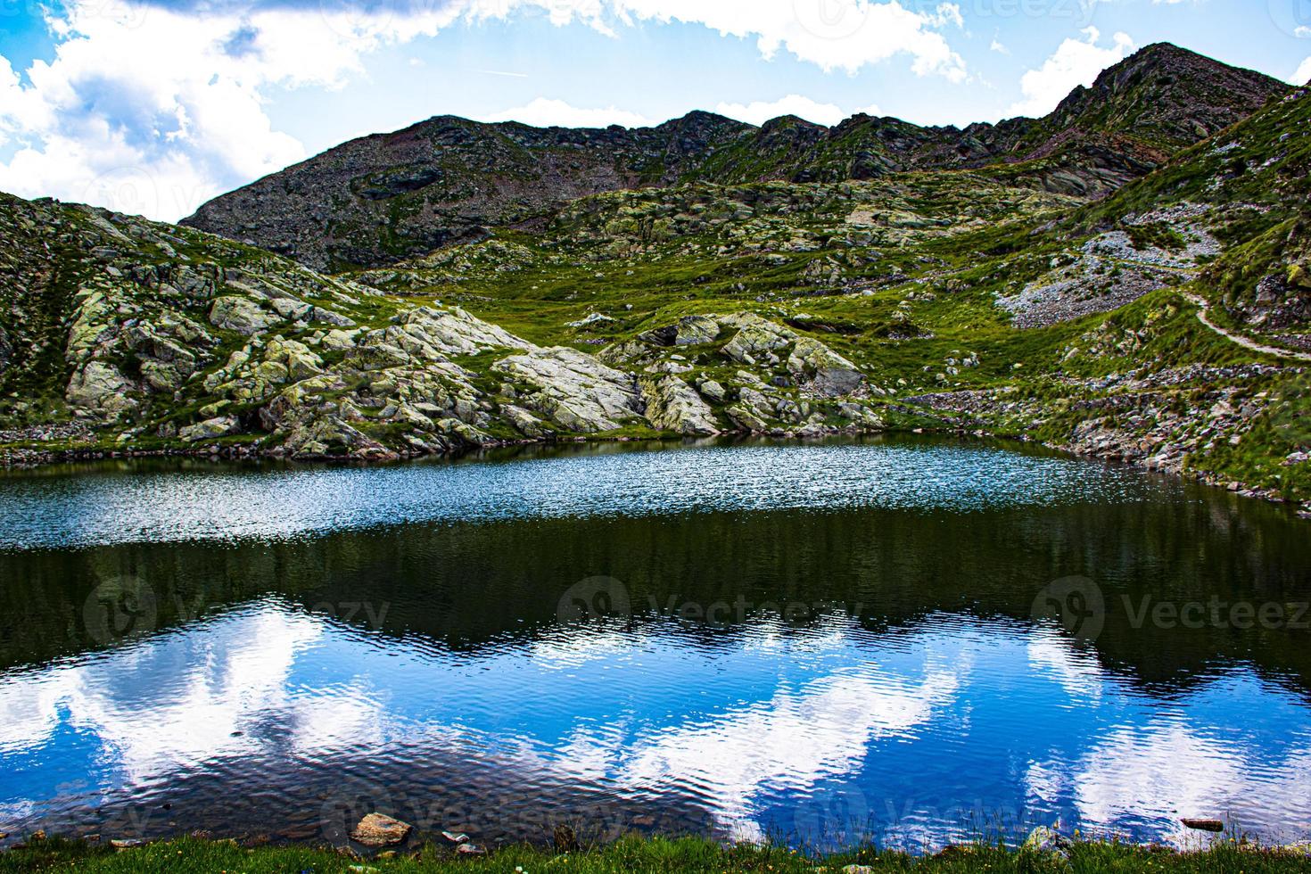 lago e montagne durante il giorno foto