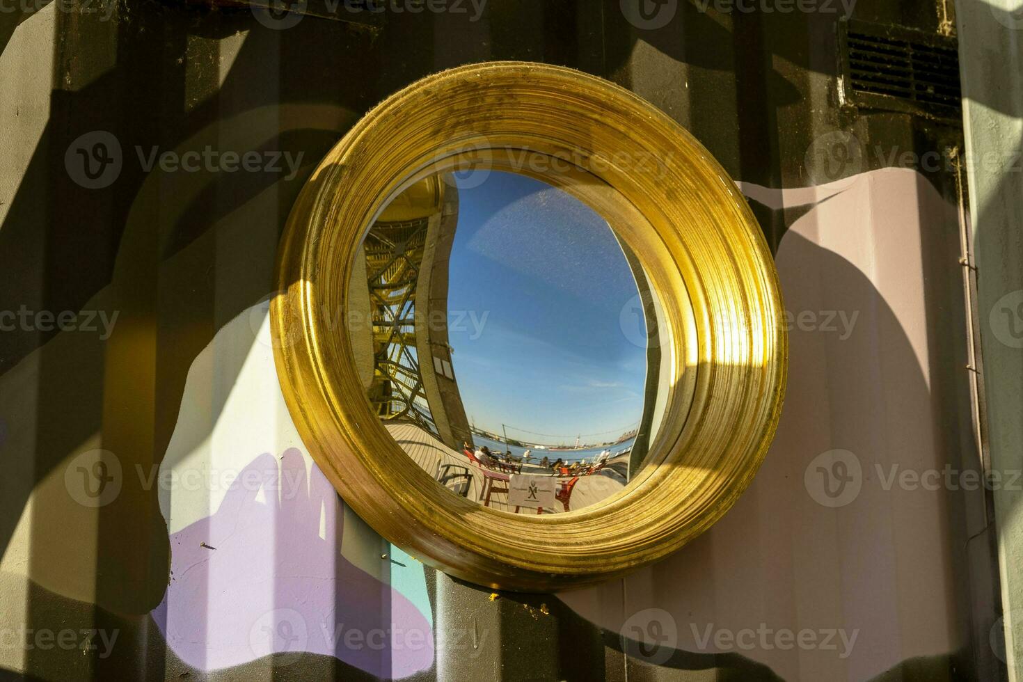 elegante oblò finestra nel un stile industriale costiero bar foto