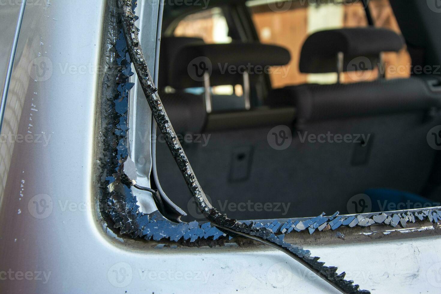 rotto posteriore finestra di il macchina. il resti di auto bicchiere nel il finestra foto