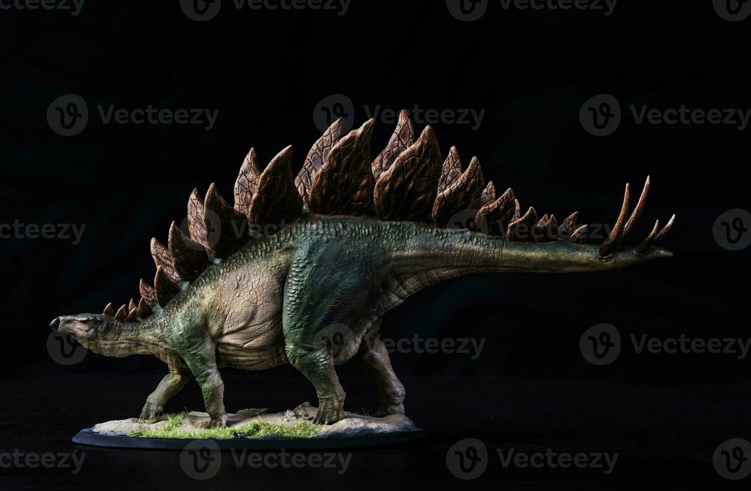 dinosauro stegosauro nel il buio foto