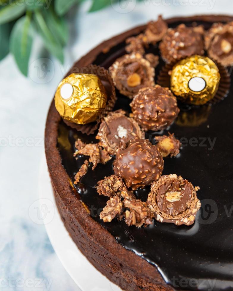 bella torta al cioccolato su sfondo bianco, da vicino foto