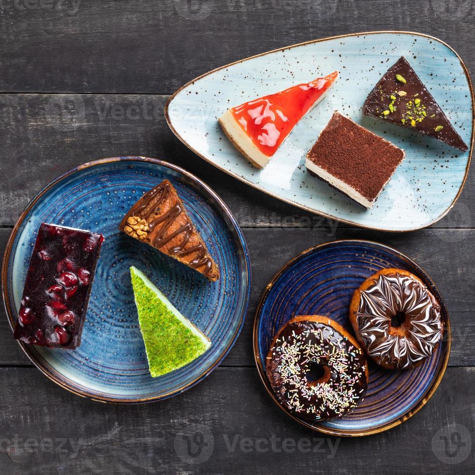 bellissime torte al cioccolato, dolci e ciambelle, vista dall'alto foto