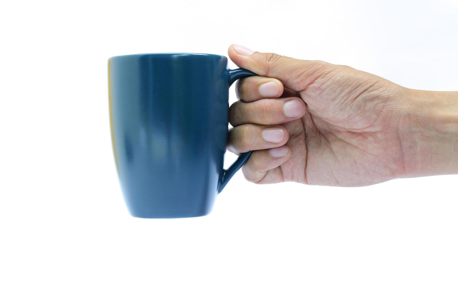 mano destra che tiene tazza di caffè blu su sfondo bianco foto