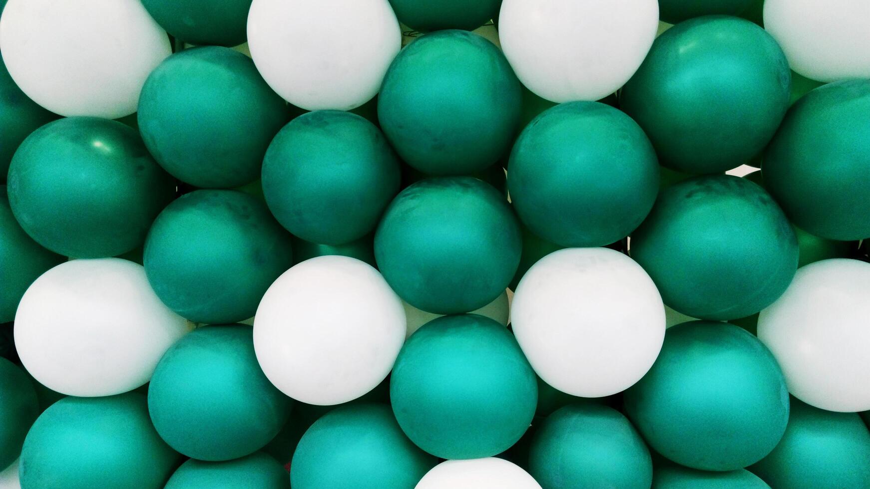 sfondo di palloncini verdi e bianchi foto