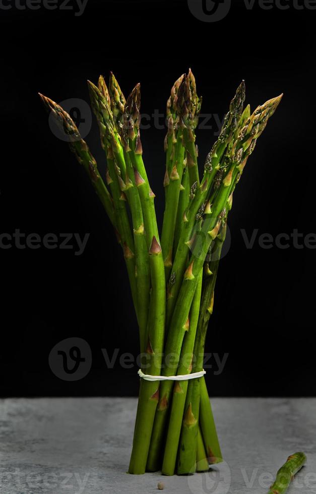 mazzo di asparagi freschi su base di cemento foto