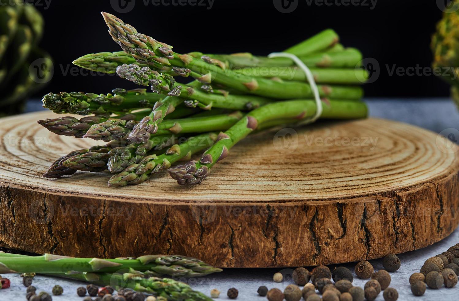 asparagi e carciofi alle erbe foto