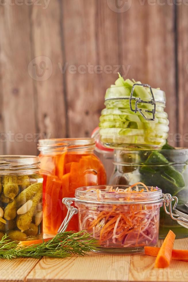 concetto di cibo vegetariano conservato fermentato foto