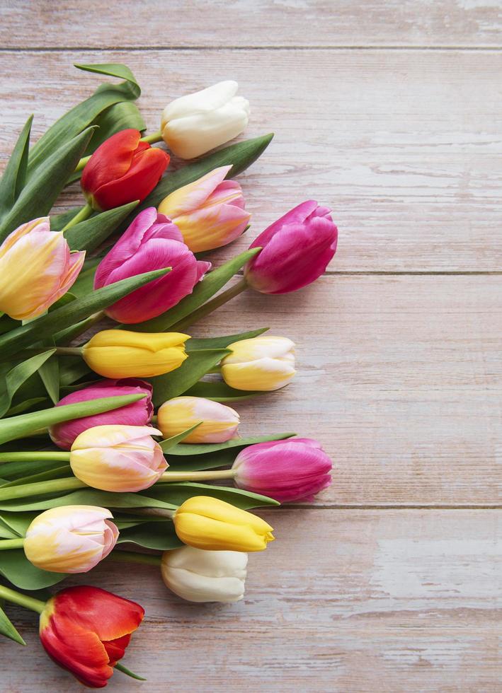 tulipani di primavera su uno sfondo di legno foto