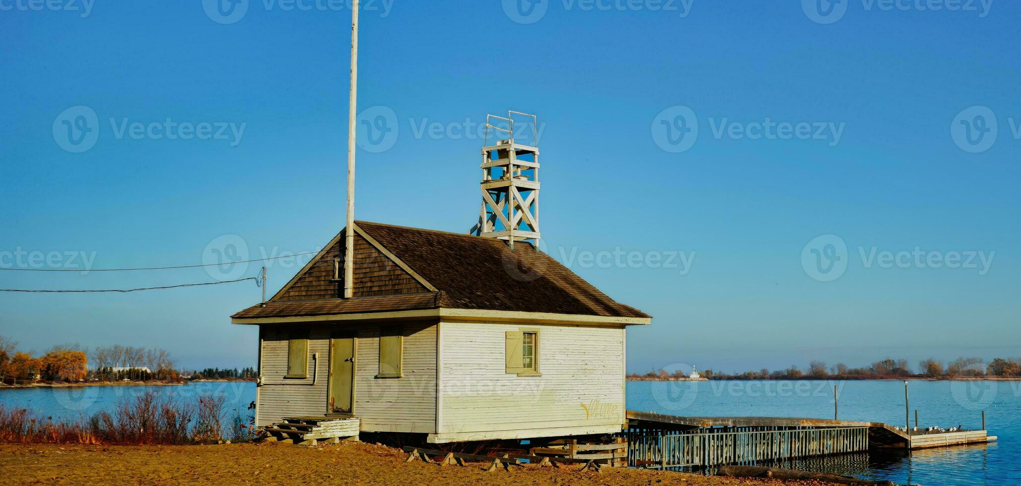 un' piccolo bianca edificio vicino il lago foto