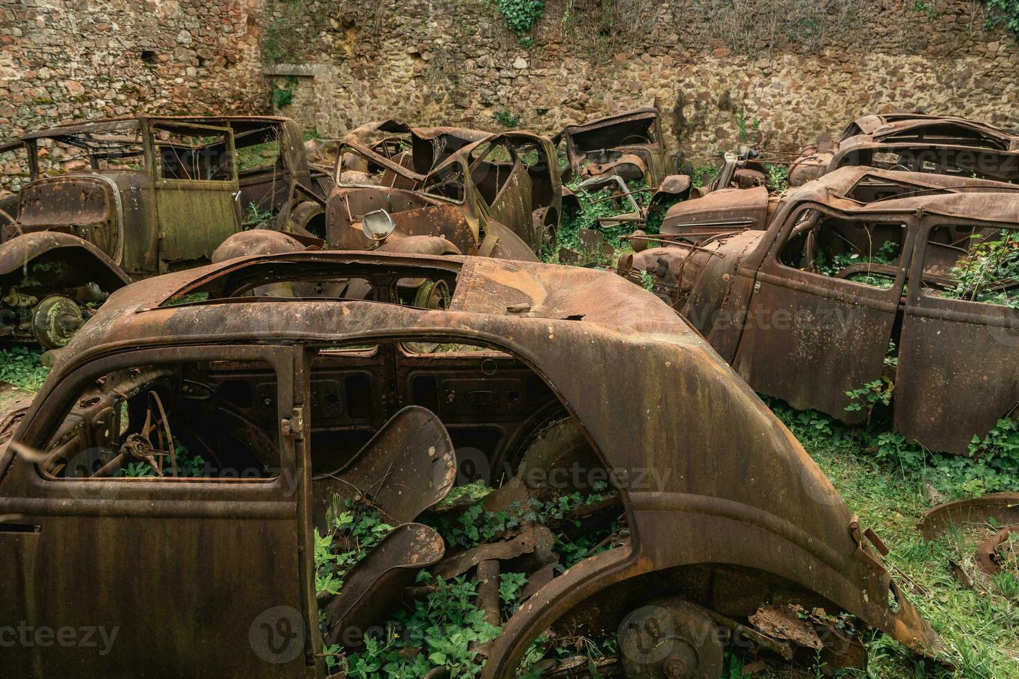 vecchio arrugginito macchine sinistra dietro a nel oradour-sur-gllane, Francia. foto