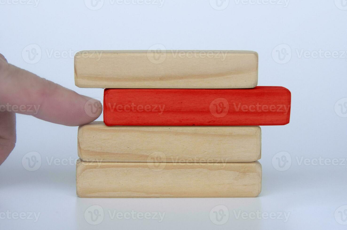 mano spingendo rosso di legno bloccare a partire dal altro impilati di legno bloccare. personalizzabile spazio per testo. copia spazio. foto