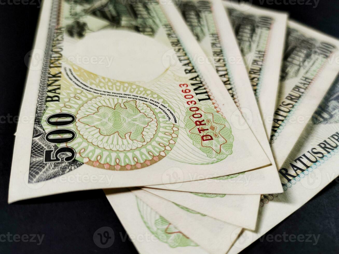 vicino su Visualizza di vecchio indonesiano banconote rp.500,00 rupia rilasciato nel 1992. vecchio rupia moneta concetto isolato su nero sfondo foto