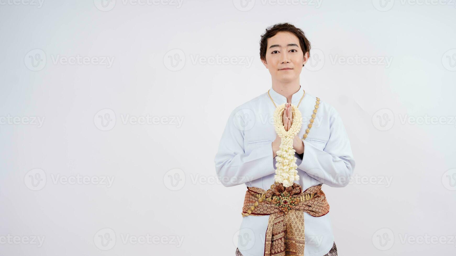 lusso ritratto di asiatico uomo nel tradizionale tailandese costume in posa per pagare rispetto con sorridente isolato su bianca sfondo, Tailandia tradizionale cultura foto