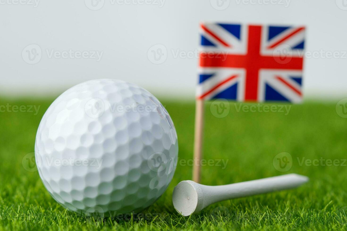 golf palla con UK unito regno bandiera e tee su verde prato o erba è maggior parte popolare sport nel il mondo. foto