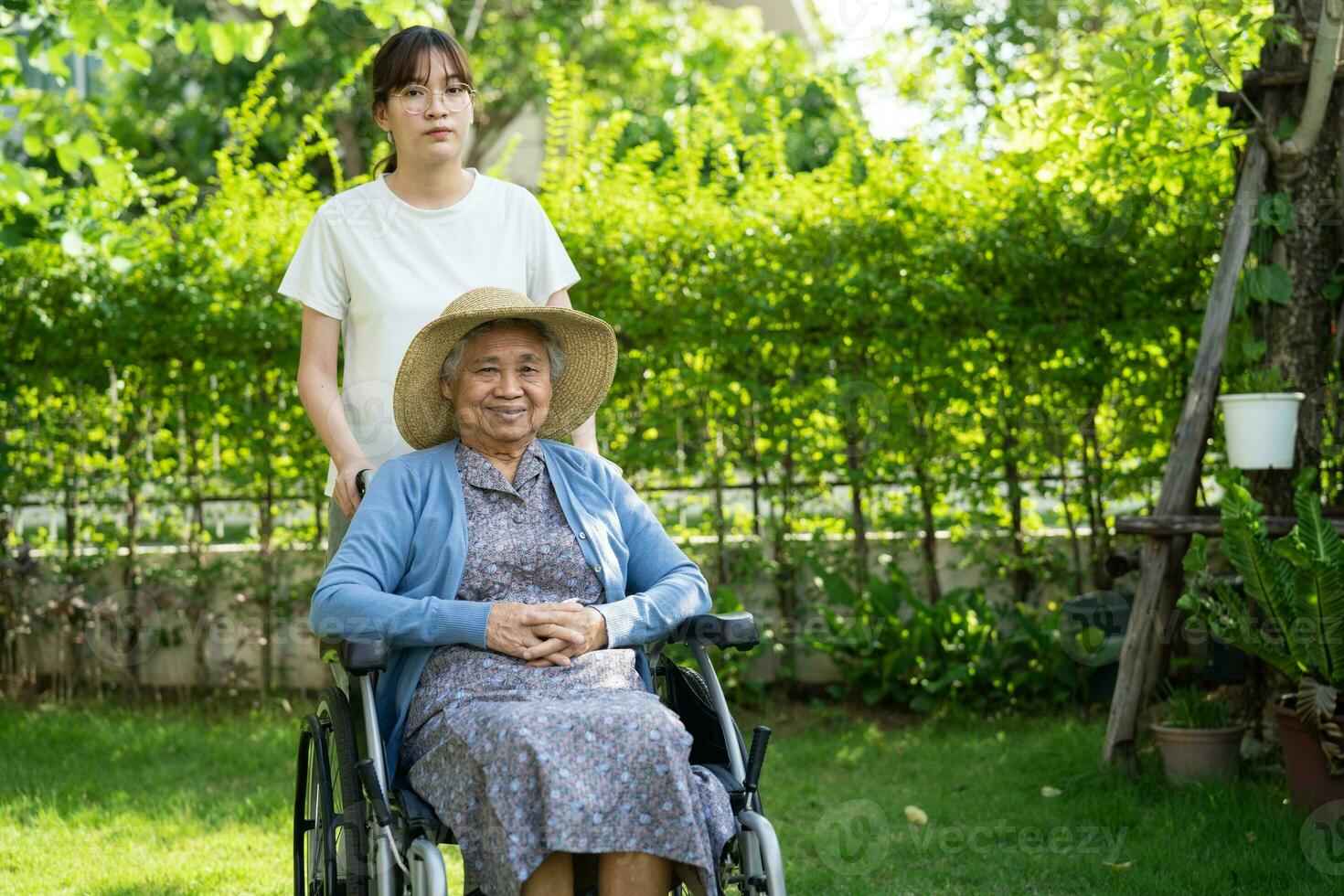 badante Aiuto e cura asiatico anziano donna paziente seduta su sedia a rotelle a assistenza infermieristica ospedale reparto, salutare forte medico concetto. foto