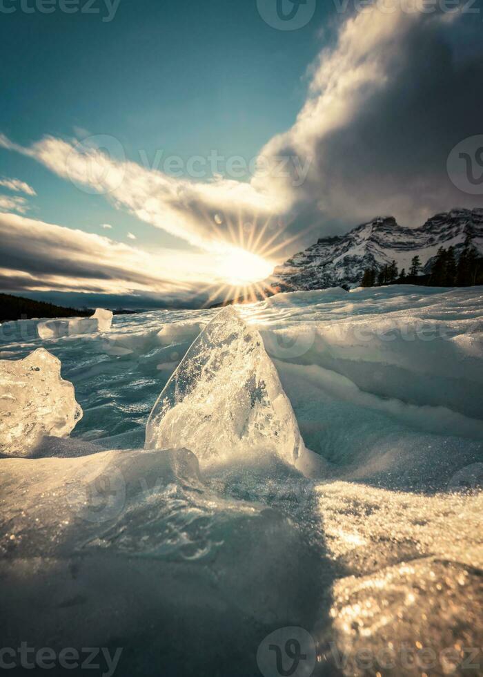 tramonto al di sopra di Cracked ghiaccio a partire dal congelato lago nel inverno foto