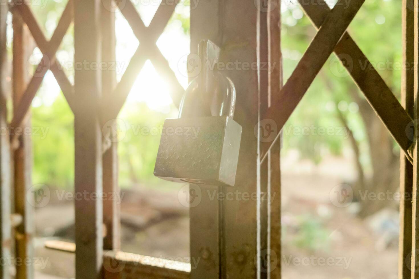 serratura lucchetto su acciaio porta foto