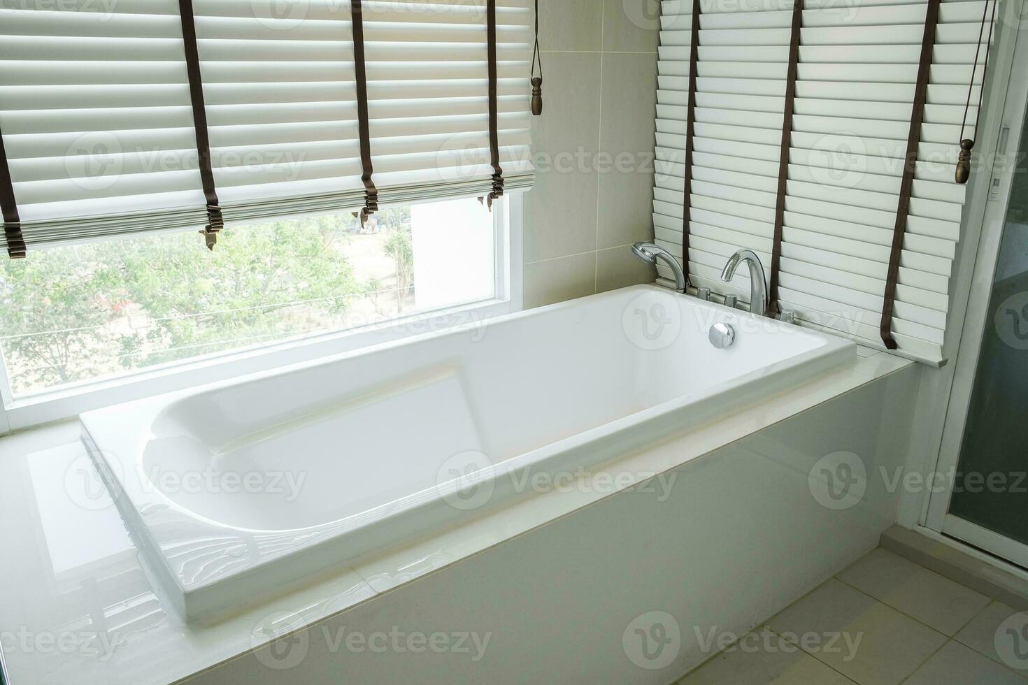 vasca da bagno bianca ceramica interno lusso foto