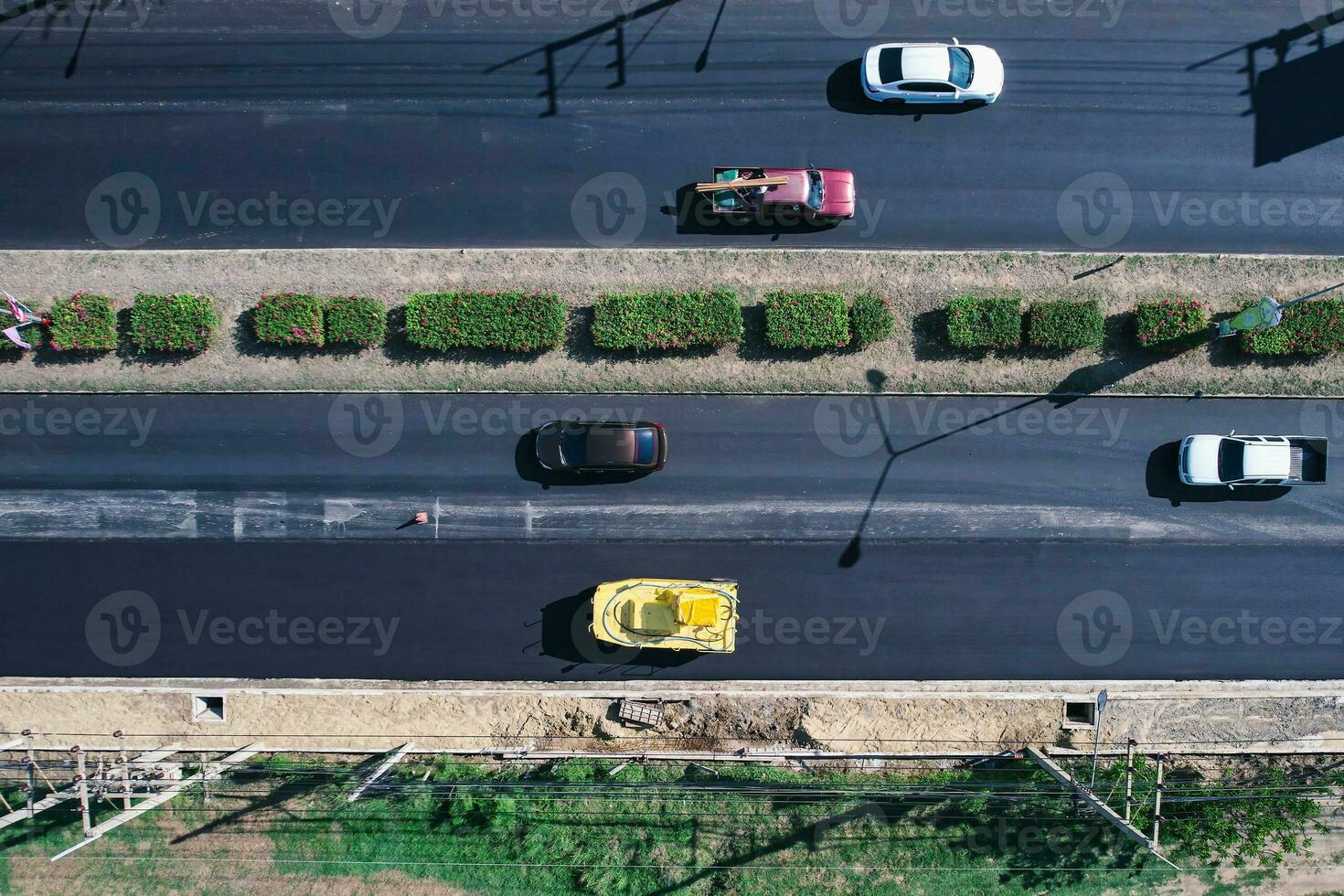 nuovo asfalto strada e strada rullo Lavorando nel miglioramento progetto foto