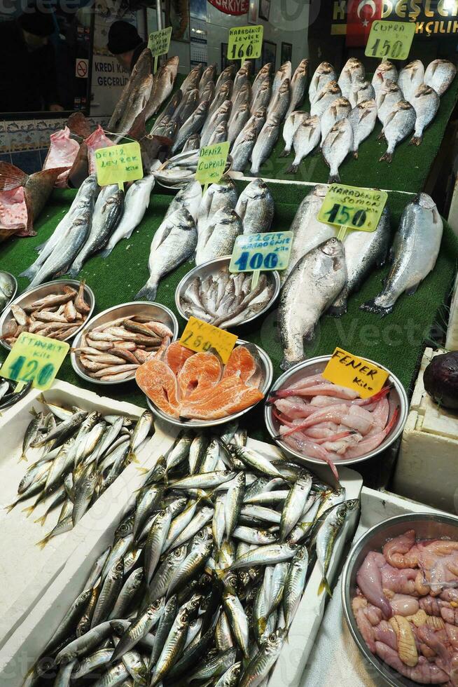 fresco pesce nel ghiaccio a Locale mercato negozio foto