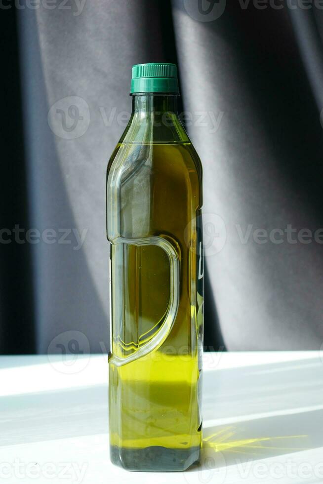 bottiglia di olio d'oliva sul tavolo foto
