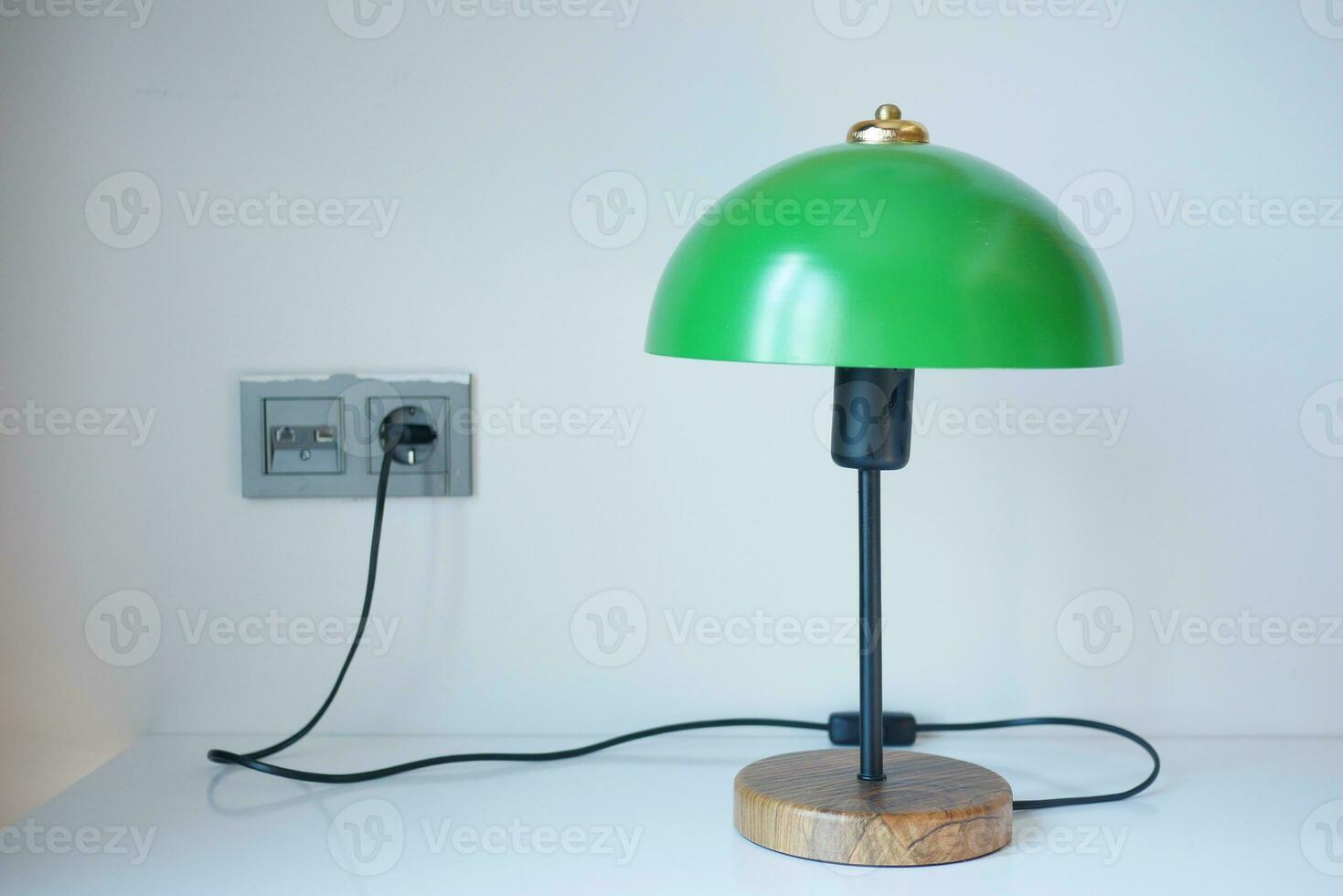 un' tavolo lampada nel casa contro bianca parete foto