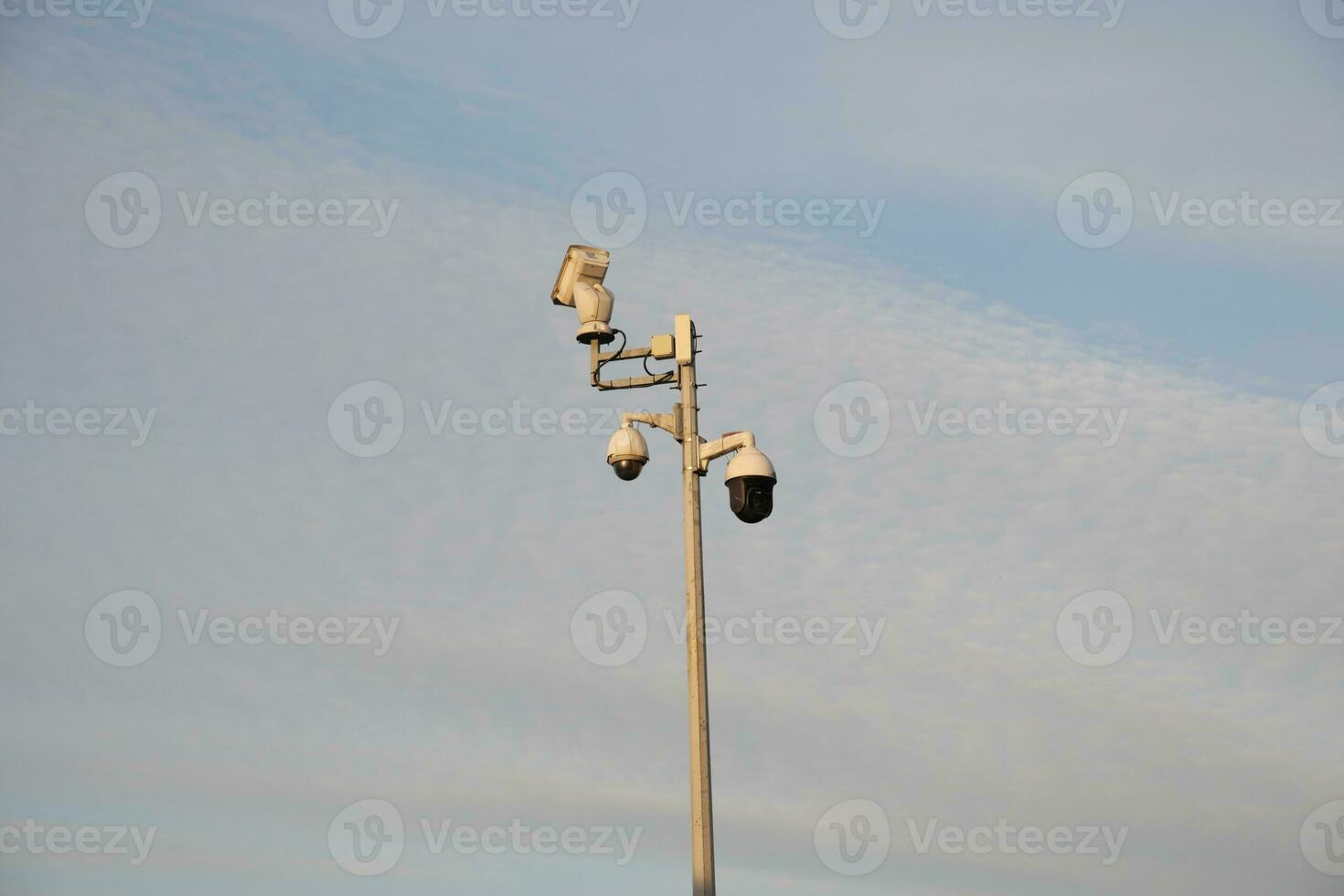 cctv sicurezza telecamera operativo contro blu cielo foto