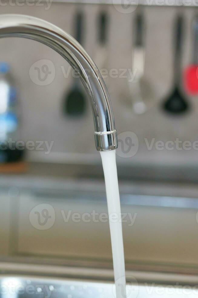acqua scrosciante a partire dal un' rubinetto rubinetto lento movimento foto
